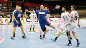 I landslaget har Koljonen spelat både som back och ytter. (arkivbild). Miro Koljonen i matchen mot Tjeckien.