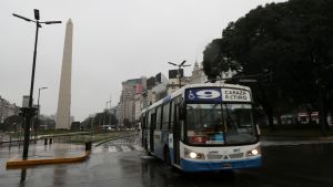 Gatorna i Buenos Aires var mörka under strömavbrottet. På bilden syns en buss i ett mörklagt Buenos Aires.