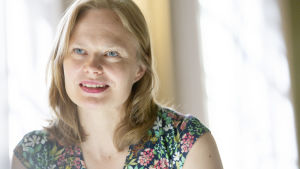 Hanna Kosonen (C) ansvarar för frågan då den ska behandlas av statsrådet. Hanna Kosonen