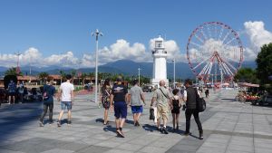 Många ryssar tycker om att fira semestern i Batumi vid Georgiens kust. Strandpromenaden i semesterorten Batumi i Georgien.