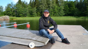 Sebastian Sundvik ser framemot tävlingen på hemmaplan. En man sitter på en brygga.