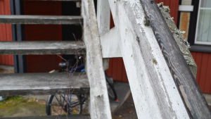 Slitet.Trappor leder upp till andra våningens bostäder. slitet trappräcke utomhus