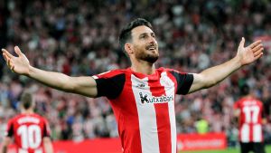 Aduriz gjorde säsongens första mål i La Liga. Aritz Aduriz slår ut med händerna