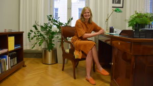Hanna Kosonen är nybliven kultur- och vetenskapsminister. Kulturministern Hanna Kosonen i sitt arbetsrum.