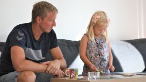 Jac i sitt nybyggda hem tillsammans med dottern Majken. JAc Karlsson med dottern Majken.