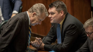 Mikko Savola i samtal med Ilkka Kanerva i riksdagen. Ilkka Kanerva ja Mikko Savola eduskunnassa 12.9.2019