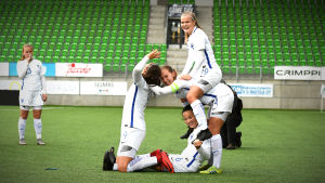 Det var inget fel på stämningen efter slutvisslingen i Vasa. Spelare spexar efter Finlands match mot Tjeckien i kvalet till U19-EM.
