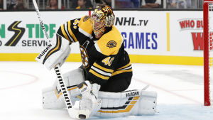 Tuukka Rask har imponerat i Boston. Tuukka Rask stoppar en puck med klubban