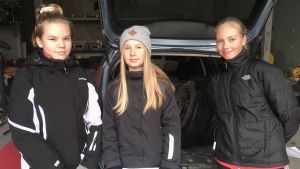 Att få spela fotboll i Frankrike är stort för Amelie Levin, Tinja Vainio och Ida Andersson. Amelie Levin, Tinja Vainio och Ida Andersson står vid bakluckan till en bil.