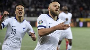 Med sina två mål i går passerade Teemu Pukki Jonatan Johansson i landslagets skytteliga genom tiderna. Pukki är trea med sina 24 mål, Johansson fyra med 22 mål. Teemu Pukki firar mål.