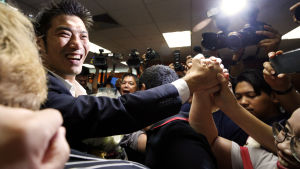 Den 41 årige miljardären och oppositionsledaren Thanathorn Juangroongruangkit har snabbt blivit en av Thailands mest populära politiker Thailands oppositionsledare firar efter att ha friats från anklagelserna om att ha motarbetat monarkin.