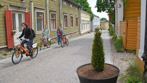 Stadscyklarna syns också på Kyrkogatan. En kullerstensgata med livlig trafik.