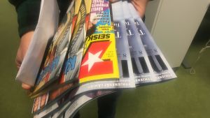 Dessa tidningar levererades till Yles redaktion 3.3.2020. Löydettyjä lehtiä