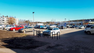På parkeringsplatserna vid mataffärerna i Nickby kryllade det av kunder men ungdomarna som vanligtvis också rör sig där syntes inte till. En ganska full parkeringsplats.