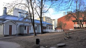 I Sirkkala skola är antalet elever som är närvarande få. Sirkkalabackens skolbyggnad.