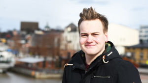 Axel Nylund har en tv-spelhög på en meter hemma i Borgå – han har med andra ord inga problem med att sysselsätta sig. Axel Nylund poserar i Borgå.