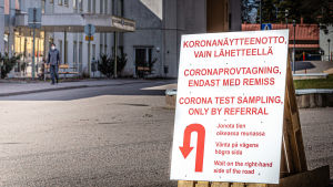 Köerna till coronaprovtagningen är lång på många ställen, också i Borgå. Arkivbild från i våras. Skylt med information om provtagning för Corona-virus