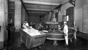 Tvål tar effektivt bort smuts och organismer. Och det mest praktiska här är att den upplösta smutsen sedan sköljs bort med vatten. Här Kokos Oy:s tvålfabrik från år 1915 Kokos OY Tvål och margarinfabrik 1915.