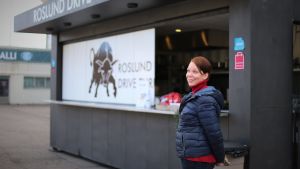 Luojus hoppas kunna sysselsätta fler. Noora Luojus står framför en hamburgakiosk
