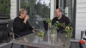 Efter uppsägningen satte sig Johanna Virta och mannen Dick Johansson ner och gjorde upp en plan för familjens ekonomi Johanna Virta sekä aviomies Dick Johansson katselevat toisiaan omalla terassilla.