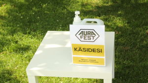 Desinfektionsmedel finns överallt på festivalområdet. En dunk med handdesinfektionsmedel.