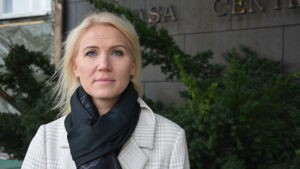 Direktör Marina Kinnunen på Vasa sjukvårdsdistrikt säger att man nu satsar fullt ut på Cernes Millenium-system. Marina Kinnunen, en vit kvinna med blont hår, står utanför Vasa centralsjukhus.