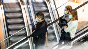 Munskydd kan användas tills de är fuktiga, sen måste de tvättas eller slängas. En kort resa med kollektivtrafik eller besök i köpcentrum borde du klara med ett skydd. Ihmisiä liukuportaissa Mall of Triplassa, Helsingissä.