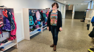 Koncentrationssvårigheter och stökigt beteende bland de yngsta skolbarnen oroar rektor Mia Förars-Pöytäniemi. En kvinna står i en tom skolkorridor.