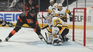 Drafttvåan från 2017, Nolan Patrick, är tillbaka i Philadelphia efter att ha missat hela förra säsongen på grund av hälsoproblem. Här försöker han få hål på målvakten Tristan Jarry i Pittsburgh. Drafttvåan från 2017, Nolan Patrick, är tillbaka i Philadelphia efter att ha missat hela förra säsongen. Här försöker han få hål på målvakten Tristan Jarry i Pittsburgh.