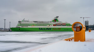 30 000 personer i veckan har rest till Finland med färja den senaste tiden. Tallink star i hamn.