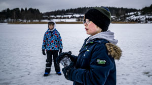 John och Alvar Paulig har begett sig ut på isen för att experimentera med hett vatten. isvett