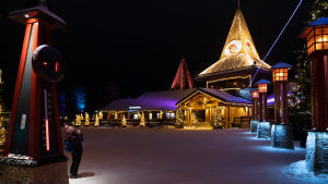 Fastän det ser ut som om finländarna reser lika mycket som i fjol behöver det inte vara så. I år finns det knappt några utländska turister i Lappland, vilket påverkar statistiken. På bilden är Santa Park i Rovaniemi. Santa Park i Rovaniemi gapar tom.