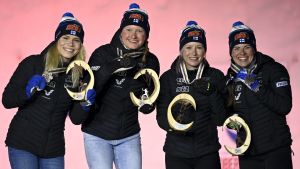 De finländska stafettdamerna körde på utmärkta skidor i stafetten. Det finländska stafettlaget får sina VM-medaljer.