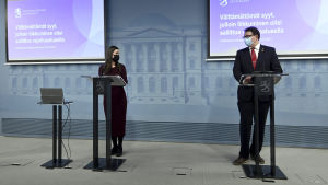 Det värsta som kan hända är att vi reagerar för sent, sa statsminister Sanna Marin (SDP) och THL:s Mika Salminen med en mun. Sanna Marin ja Mika Salminen