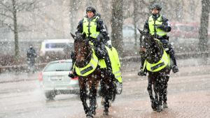 Ridande polis i gatubilden i Helsingfors i dag demonstration mot coronarestriktioner, ridande polis