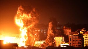 Rökpelare över Gaza City natten till måndagen då de israeliska flygbombardemangen där fortsätter. Rökpelare över Gaza City natten till måndagen då de israeliska flygbombardemangen där fortsätter.