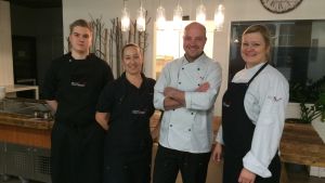 Arkivbild. Niklas Halenius (nästlängst till höger) säger att mängden kunder har halverats på kort tid. Köksteamet. Från vänster Petja Arrnivala, Carita Söder, Niklas Halenius och Sabina Bauer.