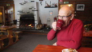 Nisse Eklundh brukar ta sig en kaffe mellan skidpassen. Nisse Eklundh i kafet på Swinghill februari 2015