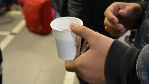 Hemlöshet och fattigdom går hand i hand. Asylsökande får kaffe av frivilliga på Åbo tågstation