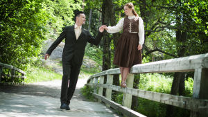 I år spelas huvudrollerna i The Sound of Music av Sarah Nedergård och Leif Wadenström. Leif Wadenström håller i Sarah Nedergårds hand.