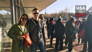 Yoav och Denise Rekem säger att många av dem som säger att de ska stöda Hillary Clinton ändå inte går och röstar. Därför vill de hjälpa till med att mobilisera väljare i nyckelstaten Pennsylvania. Yoav och Denise Rekem står på trottoaren, de ska snart åka iväg och knacka dörr.
