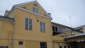 Ännu finns det många outnyttjade kvadratmeter i den gamla mejeribyggnaden. Fasaden på gamla mejeribyggnaden i Tenala, gulmålad tegelbyggnad i flera våningar