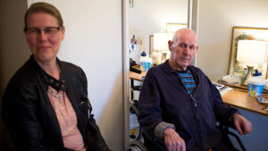 Rose-Marie Friberg besöker hälsar ofta på sina föräldrar på servicehuset i Kyrkslätt, som ligger bara ett stenkast från hennes hem. Hon besökte sin pappa en timme per dag då han låg på sjukhus i Esbo men resorna var långa. Rose-Marie Frigerg med sin pappa Bo Kvarnström.