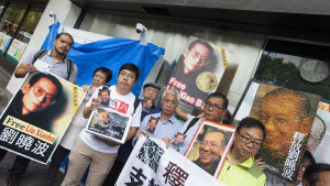 Aktivister i Hongkong förbereder sig för ett massutskick av vykort med ett budskap som stöder Liu Xiaobo. Demonstranter kräver att Liu Xiaobo friges.