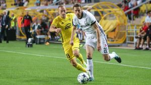 Kasper Hämäläinen får rejält med ansvar i Legia. Kasper Hämäläinen löper med bollen mot FC Sheriff med en försvarare i ryggen.