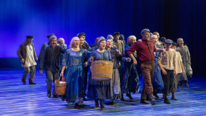Simskälaborna dansar in. Foto från Stormskärs Maja på Helsingfors stadsteater.