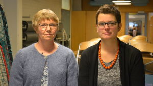 Rektor Britt-Marie Norrbacka och planeringsingenjör Lilian Karlsson ger skovitsordet 7 åt Kimito skolcenter. Två kvinnor bredvid varandra.