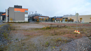 Området vid Konstfabriken i Borgå där det är meningen att Citymarket och hotellet ska byggas. Bild på byggnaderna i Konstfabriken.