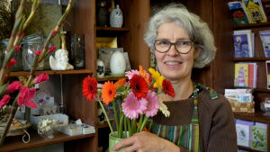 Gina Drockila-Kosonen säljer blommor i Broby. Blomsterhandlare Gina Drockila-Kosonen i sin affär i Pyttis.