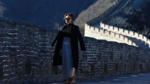 Melania Trump promenerar på Kinesiska muren. Melania Trump på promenad på Kinesiska muren.